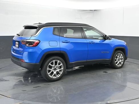 Used 2025 Jeep Compass Limited AWD/4WD image 2