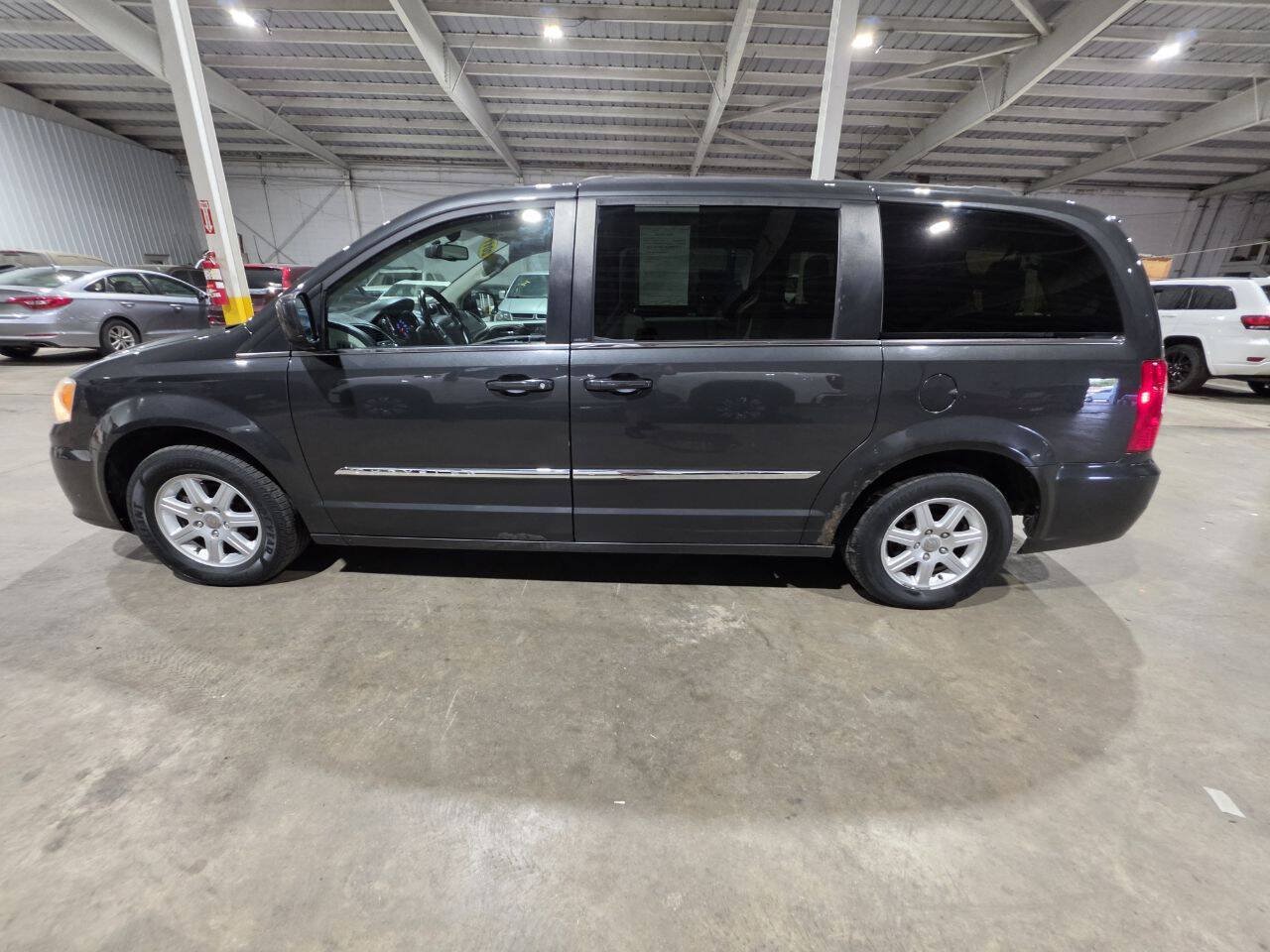 Used 2011 Chrysler Town & Country Touring FWD image 5