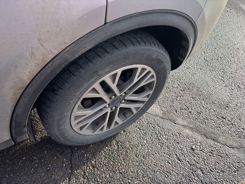 Used 2020 Ford Escape SEL image 9