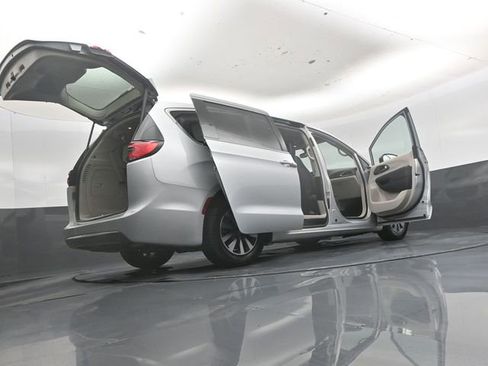 Used 2024 Chrysler Pacifica Limited FWD image 54