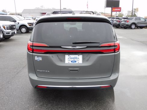 Used 2022 Chrysler Pacifica Touring-L image 4
