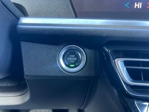 Used 2025 Chevrolet Traverse LT image 23