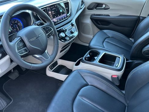 Used 2024 Chrysler Pacifica Touring-L FWD image 11