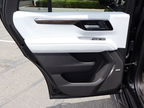 Used 2025 Chevrolet Tahoe Premier AWD/4WD image 31