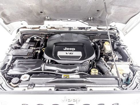 Used 2014 Jeep Wrangler Unlimited Sahara w/ Connectivity Group AWD/4WD image 40