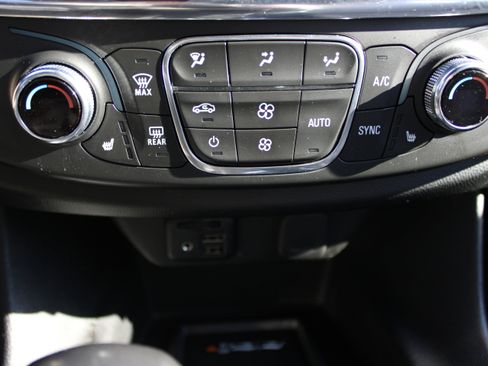 Used 2022 Chevrolet Traverse LT w/ LT Premium Package image 29