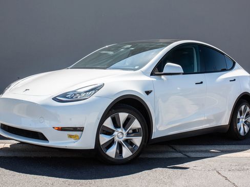 Used 2021 Tesla Model Y Long Range image 1