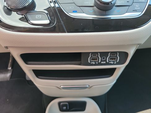 Used 2024 Chrysler Pacifica Touring-L FWD image 17