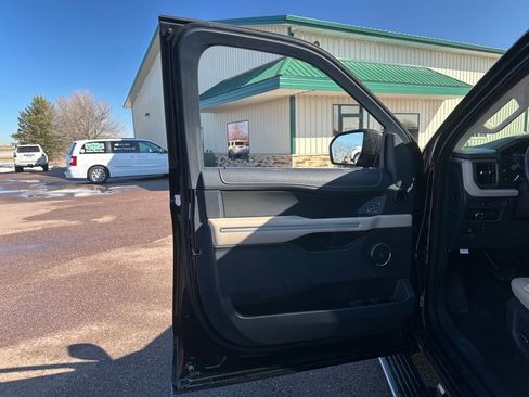 Used 2024 Ford Expedition Max Limited image 11