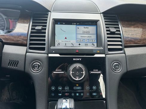 Used 2016 Ford Taurus Limited w/ Equipment Group 301A image 8