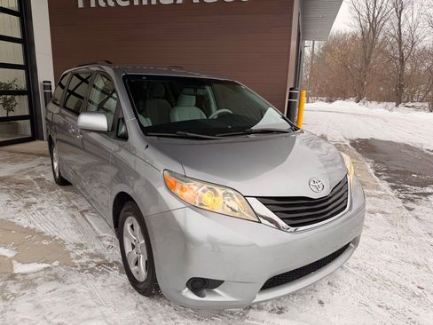 Used 2011 Toyota Sienna LE image 1