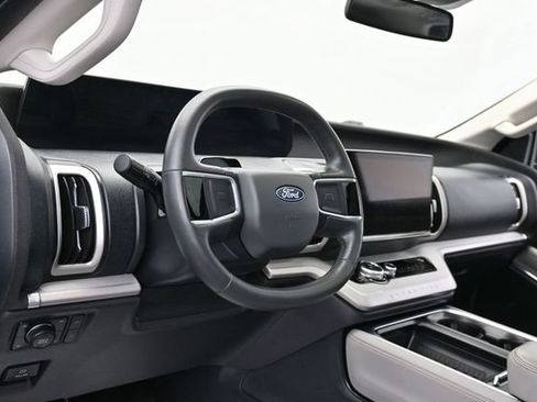 Used 2025 Ford Expedition Active AWD/4WD image 17