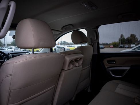 Used 2018 Nissan Titan SV image 22