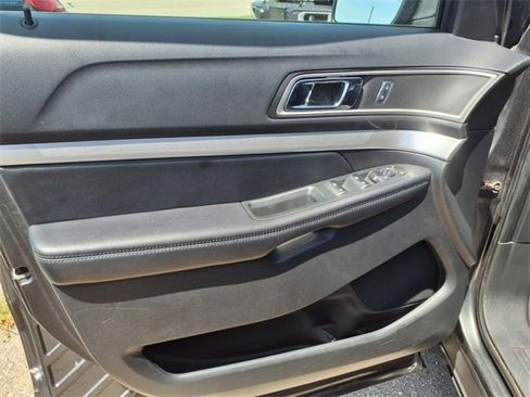 Used 2016 Ford Explorer XLT w/ Equipment Group 202A image 9