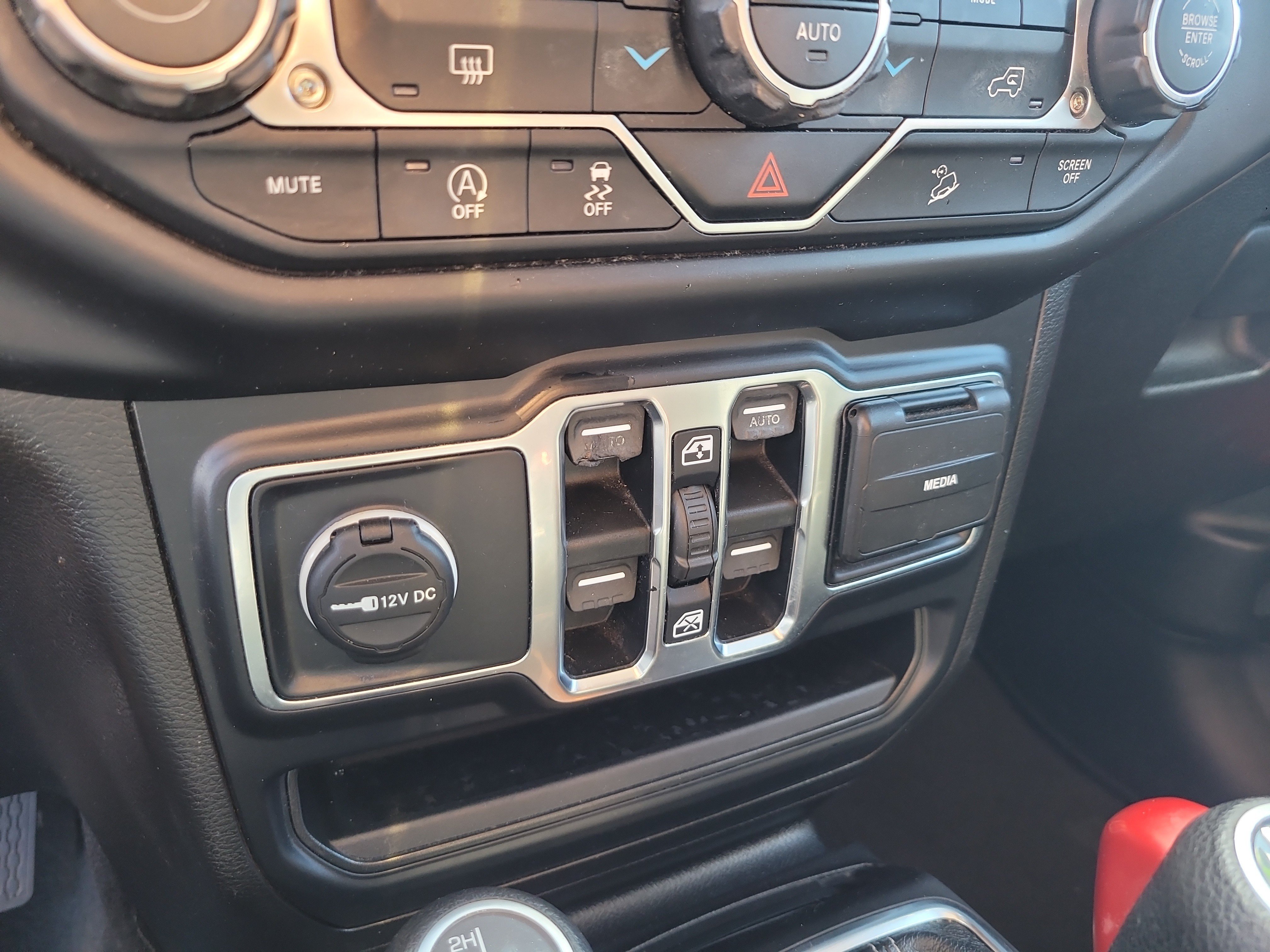 Used 2019 Jeep Wrangler Unlimited Sahara AWD/4WD image 23