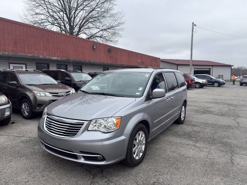 Used 2015 Chrysler Town & Country Touring w/ Driver Convenience Group image 2