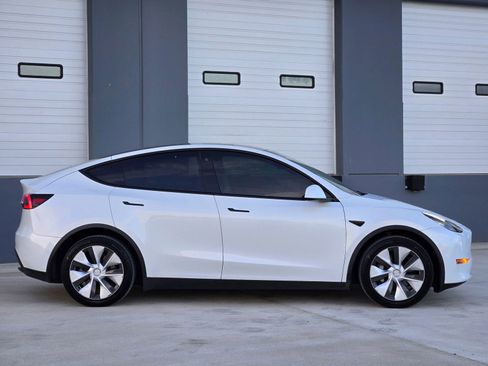 Used 2021 Tesla Model Y Long Range image 9