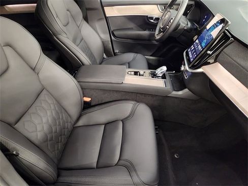 Used 2025 Volvo XC90 B5 Plus image 3