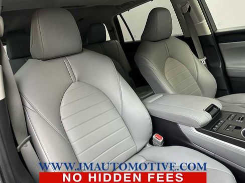 Used 2021 Toyota Highlander XLE image 24