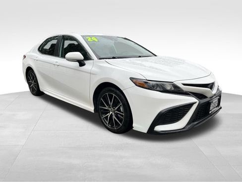 Used 2024 Toyota Camry SE image 3