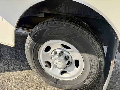 Used 2016 Chevrolet Express 3500 w/ Chrome Appearance Package image 12