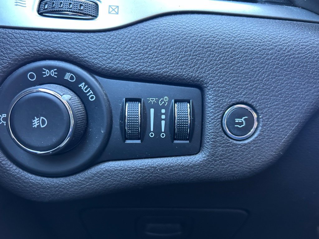 Used 2017 Jeep Cherokee Overland AWD/4WD image 31