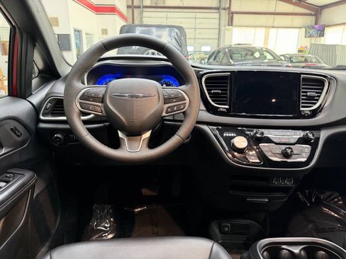 Used 2025 Chrysler Pacifica Select FWD image 20