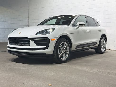Used 2025 Porsche Macan image 1