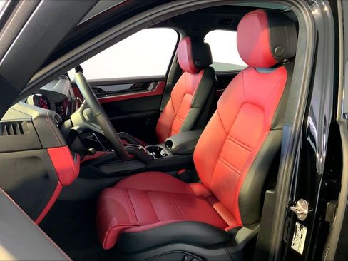 Used 2025 Porsche Cayenne Turbo image 5