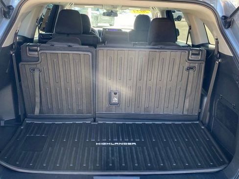 Used 2023 Toyota Highlander L FWD image 12