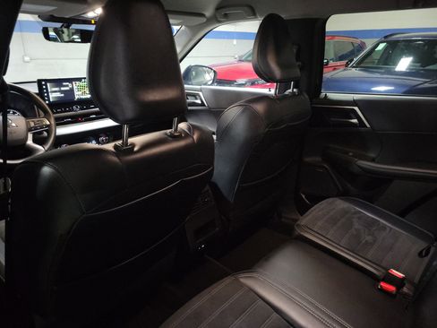 Used 2025 Mitsubishi Outlander SE image 13