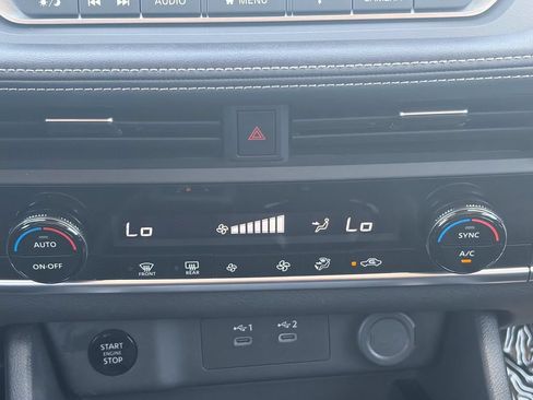 Used 2025 Nissan Rogue SV FWD image 27