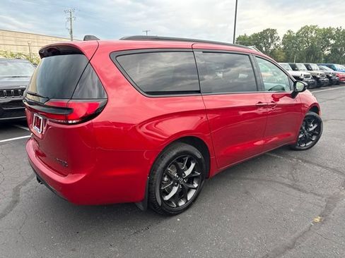 Used 2025 Chrysler Pacifica Limited w/ Trailer Tow Group AWD/4WD image 4