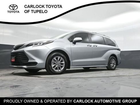 Used 2025 Toyota Sienna LE image 43