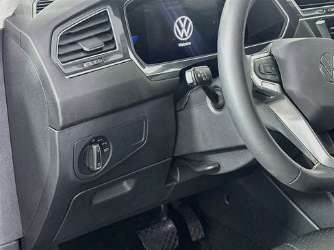 Used 2023 Volkswagen Tiguan SE w/ Panoramic Sunroof Package FWD image 16