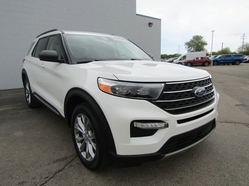 Used 2024 Ford Explorer XLT w/ Equipment Group 202A AWD/4WD image 8