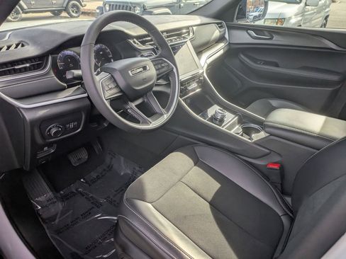 Used 2025 Jeep Grand Cherokee Altitude image 9