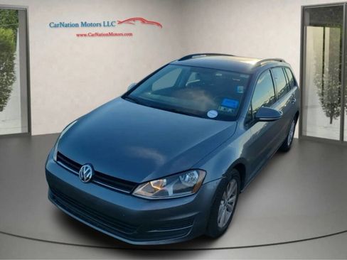 Used 2017 Volkswagen Golf S image 1