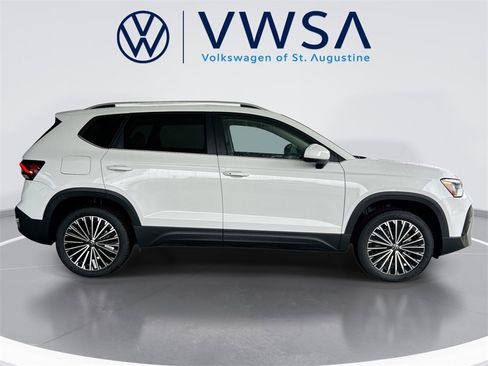 New 2026 Volkswagen Taos SE image 8