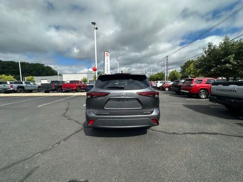 Certified 2024 Toyota Highlander LE image 5