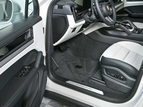 New 2026 Porsche Cayenne Coupe AWD/4WD image 8