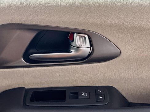 Used 2023 Chrysler Pacifica Touring-L FWD image 31