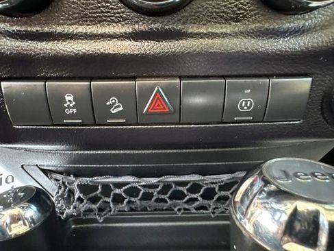 Used 2015 Jeep Wrangler Unlimited Sahara w/ Connectivity Group AWD/4WD image 27
