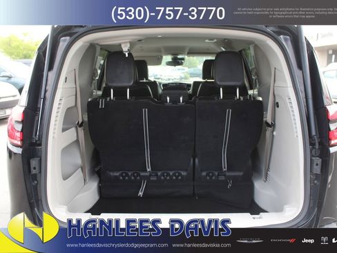 Used 2024 Chrysler Pacifica Touring-L FWD image 10