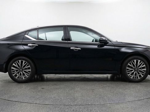 Used 2025 Nissan Altima 2.5 SV FWD image 11