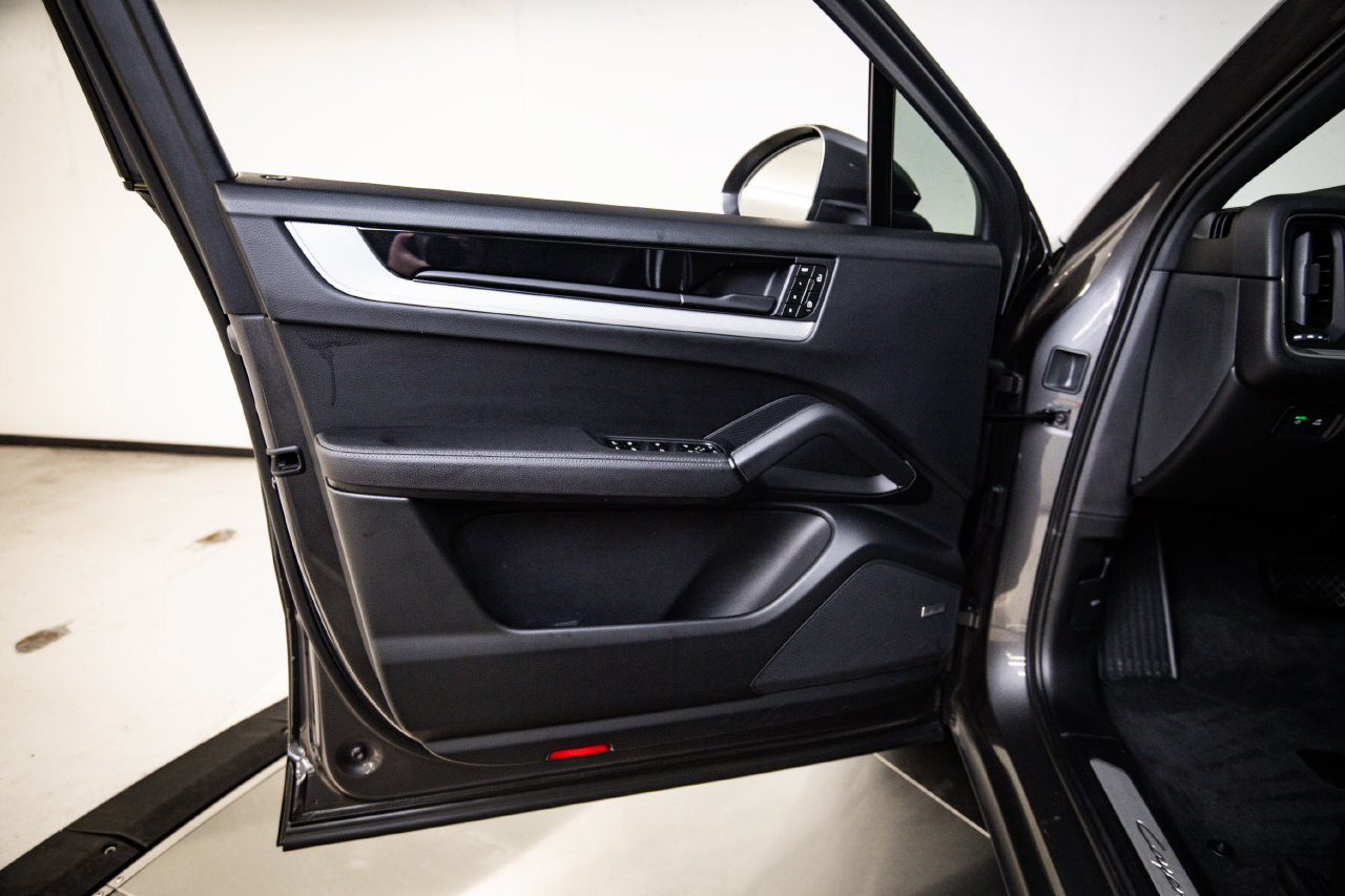 Certified 2024 Porsche Cayenne Coupe AWD/4WD image 23