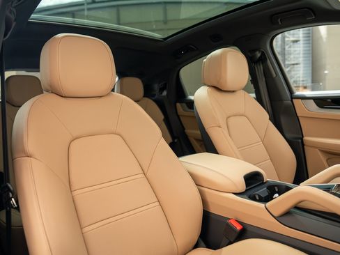 Certified 2025 Porsche Cayenne Coupe AWD/4WD image 25