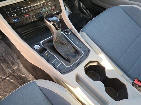 Certified 2025 Volkswagen Jetta SE w/ Sunroof Package image 24