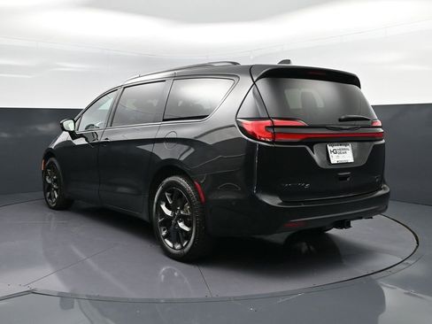 Used 2022 Chrysler Pacifica Limited w/ Uconnect Theater Family Group image 5