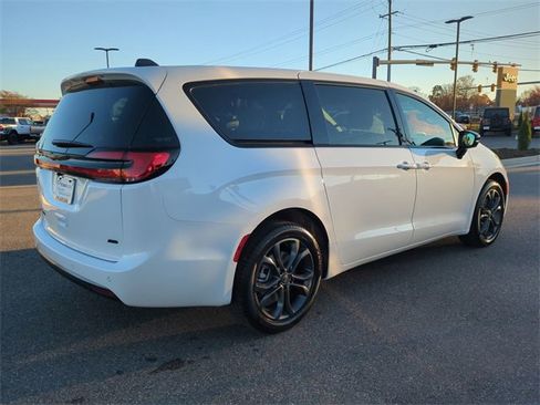 New 2026 Chrysler Pacifica Select image 4